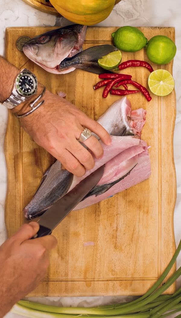 Finely chop the sea bream fillets (or
preferred fish) to about 1/2 cm, and mix thoroughly with chopped cilantro, green onions,
chili, garlic, olive oil, salt, and pepper.
