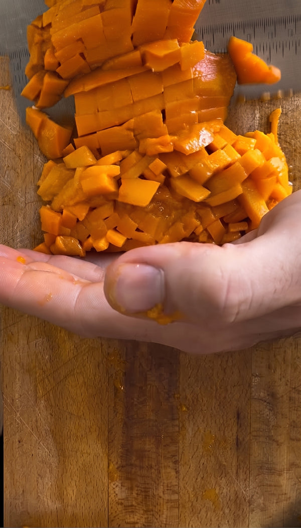 Cut rice paper sheets into squares or triangles, fry in
hot oil (180–190°C) for about 2 seconds until puffed up immediately, and drain on paper
towels.