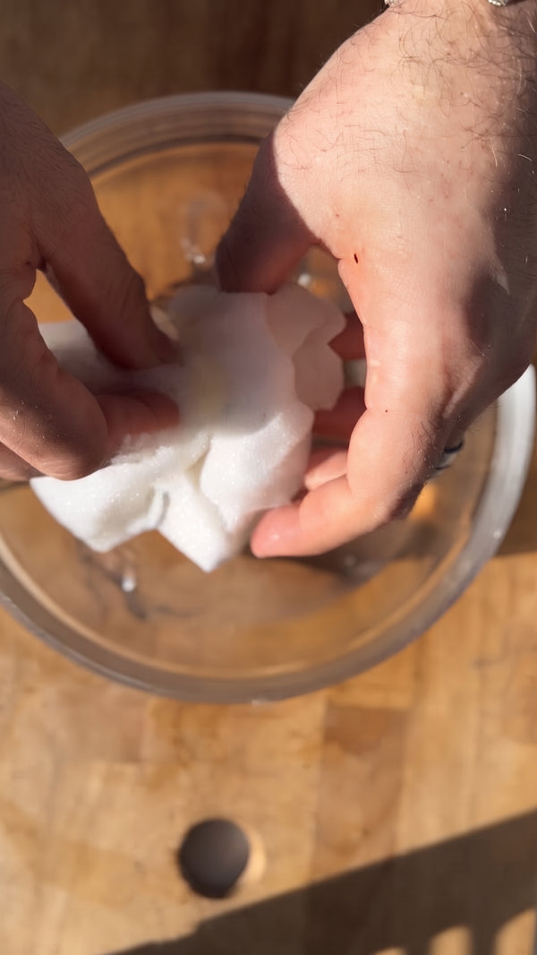 Moisten cleaning cloths with warm water and wring lightly.
Layer them on a cutting board alternating with rice paper sheets (sheet - cloth - sheet - cloth) and let
them soften gently.
