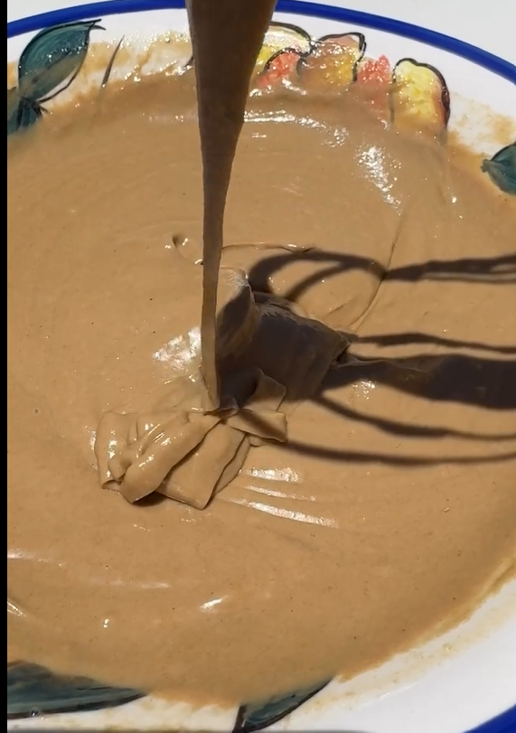 Line a narrow loaf tin (English cake mold) with parchment paper. Pour the liquid batter inside.