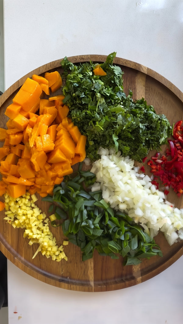Cut the fresh mango (or pear/persimmon)
into cubes or thin strips, and chop the garlic, green onions, red chili, purple/white onion,
fresh ginger, and cilantro.