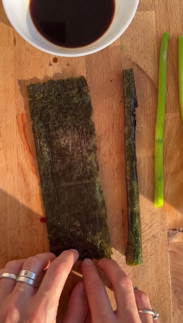 Slice the very fresh white fish into thin strips
about 1 cm thick, and coat gently with the mixed spice blend (garlic powder, salt, ground
nori, za'atar, coriander, pepper).