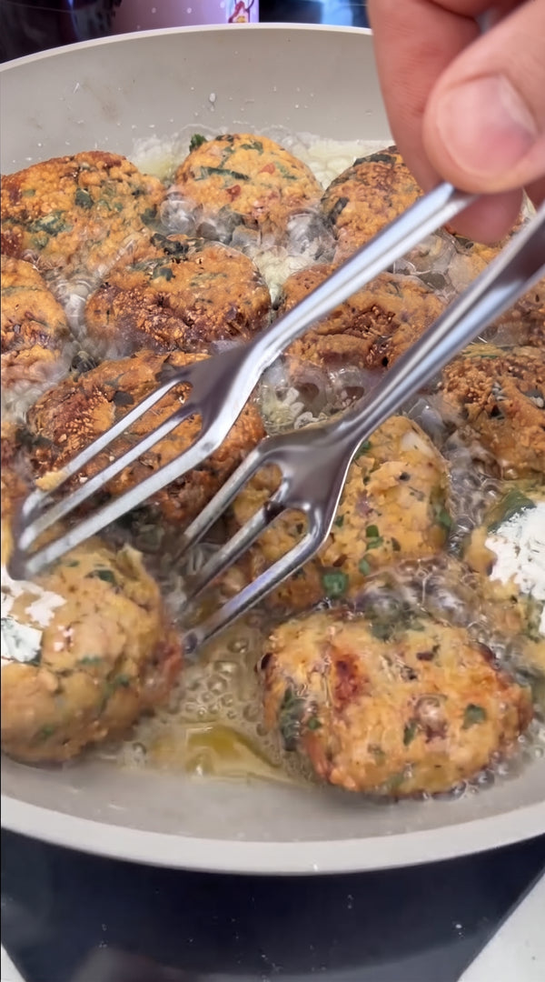 Arrange the fried fish cakes in a baking dish,
pour the spicy sauce over them, cover with parchment paper and then aluminum foil.