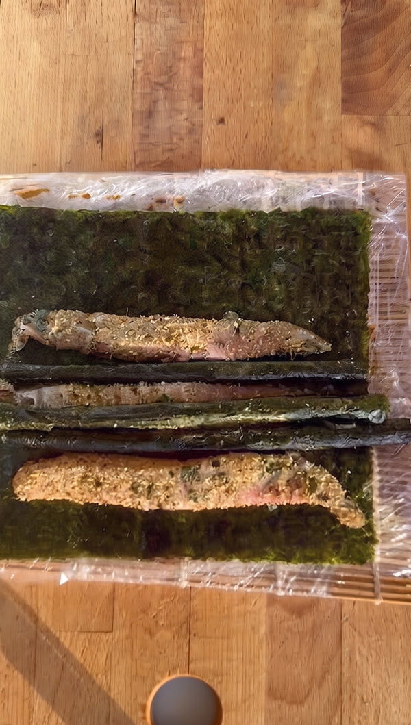 Lay a whole nori sheet on a bamboo mat, arrange
fish strips densely over it, place the nori-wrapped asparagus in the center, roll and tighten
firmly, then wrap tightly in plastic wrap.