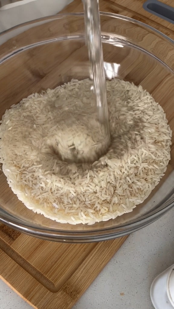 Mix semolina, boiling water, oil, salt, and pepper. Cover and let rest for 5 minutes.