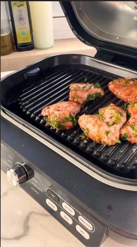 Разогрейте гриль Ninja Grill Pro Max в режиме Grill или Air Fry до 200°C (400°F). Выложите крылышки в один слой. Готовьте 18–20 минут, перевернув в середине процесса, до золотистой и очень хрустящей корочки.