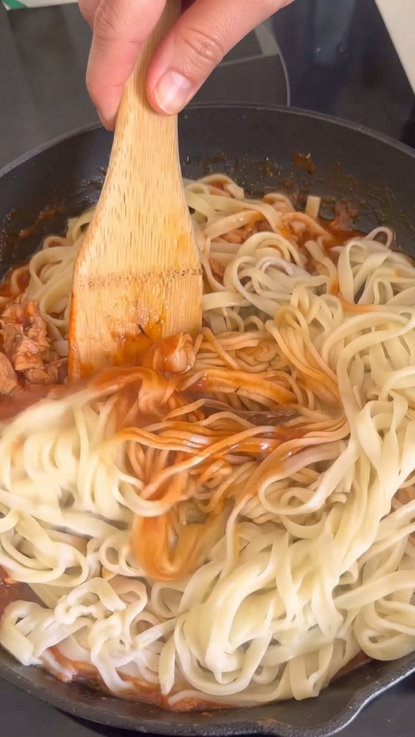 Combines all flavors together. Return the seared veal to the pan. Add drained fresh spaghetti, chopped fresh za'atar leaves, and chopped sun-dried tomatoes. Toss over low heat until sauce thoroughly coats every strand of pasta.