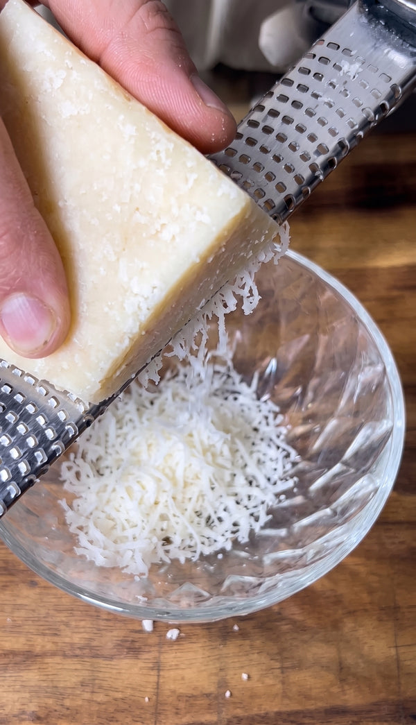 Divide rested dough into 2 logs, then slice each log into 15 equal portions (30 total). Roll each piece into a thin circle (8–10 cm in diameter), dusting with flour as needed. Keep covered to prevent drying.