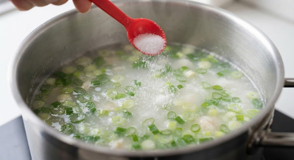In a saucepan, bring 500ml water to a boil with chicken stock powder, ginger, chopped green onion, and salt. Add agar-agar powder and whisk continuously for 2–3 minutes over medium heat. Pour into a shallow container and chill in the refrigerator until completely firm.