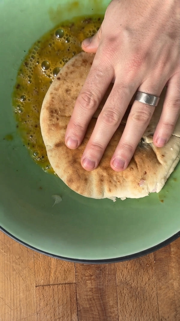 Аккуратно смажьте кусочки курицы яичной смесью или окуните их в неё, а затем прижмите к тарелке с панировочными сухарями со специями.