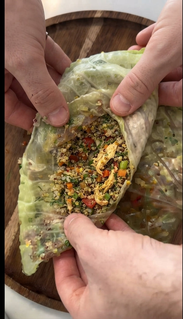 Положите мягкий капустный лист на ровную поверхность. Выложите мясную начинку на одну половину и слегка разровняйте. Сложите вторую половину листа пополам в форме полумесяца, плотно прижав края.