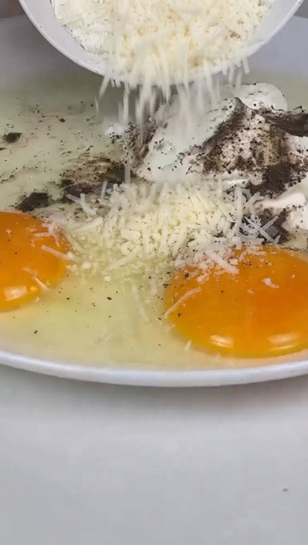 В неглубокой миске взбейте яйца со сметаной, солью и черным перцем. Добавьте 7 столовых ложек муки и взбивайте до получения однородного густого теста.