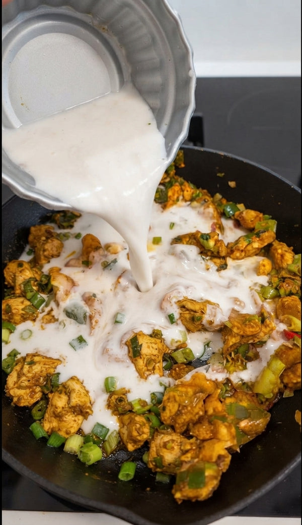 Быстро, ароматно и невероятно вкусно.
Сразу же переложите на подушку из дымящегося жасминового риса. Посыпьте свежей кинзой, обжаренным арахисом и сбрызните соком лайма.